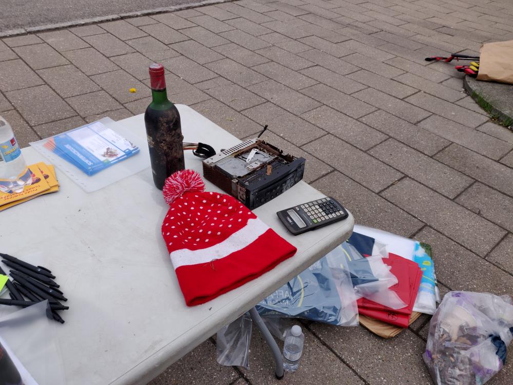 En bilradio, lommeregner og en flaske rødvin blandt det indsamlede affald